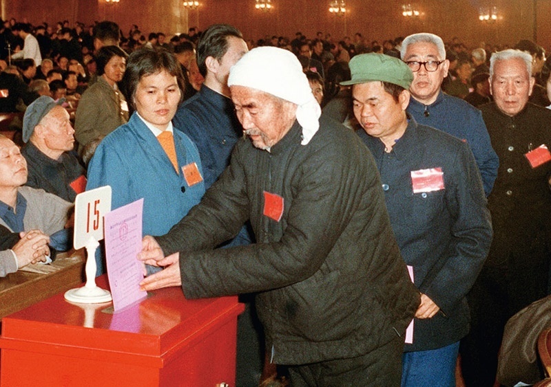 我國現(xiàn)行憲法于1982年12月4日由第五屆全國人大第五次會議通過并公布施行。根據(jù)改革開放和社會主義現(xiàn)代化建設(shè)的實(shí)踐和發(fā)展，全國人大于1988年、1993年、1999年、2004年、2018年先后5次作出必要的、也是十分重要的修正。圖為出席第五屆全國人民代表大會第五次會議的代表投票表決《中華人民共和國憲法》（資料照片）。 新華社發(fā)