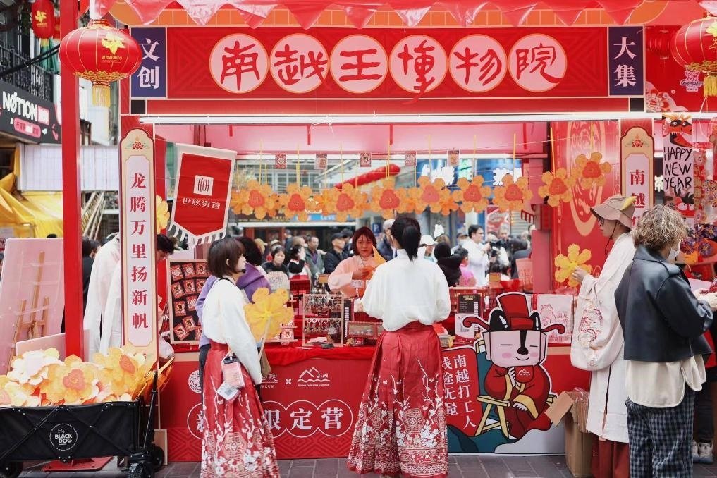 在西湖花市的南越王博物院攤位，文創(chuàng)與花市的跨界融合吸引了不少市民游客駐足。（南越王博物院供圖）