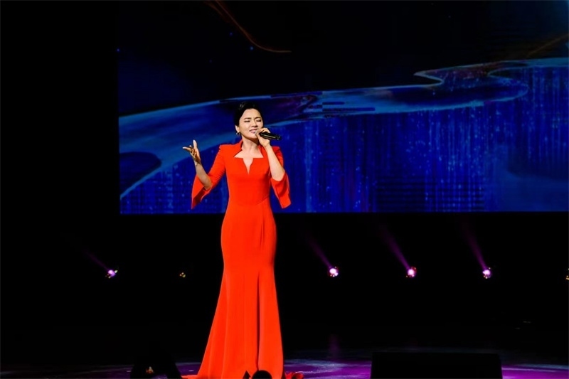 女高音歌唱家陳思思演唱《但愿人長久》。趙 靖攝