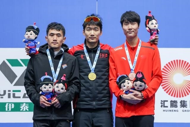 1月12日，“十四冬”速度滑冰（公開(kāi)組）男子500米比賽，冠軍黑龍江隊(duì)選手高亭宇（中）、亞軍遼寧隊(duì)選手楊濤（左）、季軍河北隊(duì)選手李添龍?jiān)陬C獎(jiǎng)儀式上合影。新華社記者 王楷焱 攝