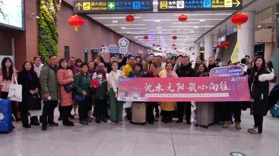 2月11日，一批馬來(lái)西亞游客抵達(dá)沈陽(yáng)桃仙國(guó)際機(jī)場(chǎng)。新華社發(fā)