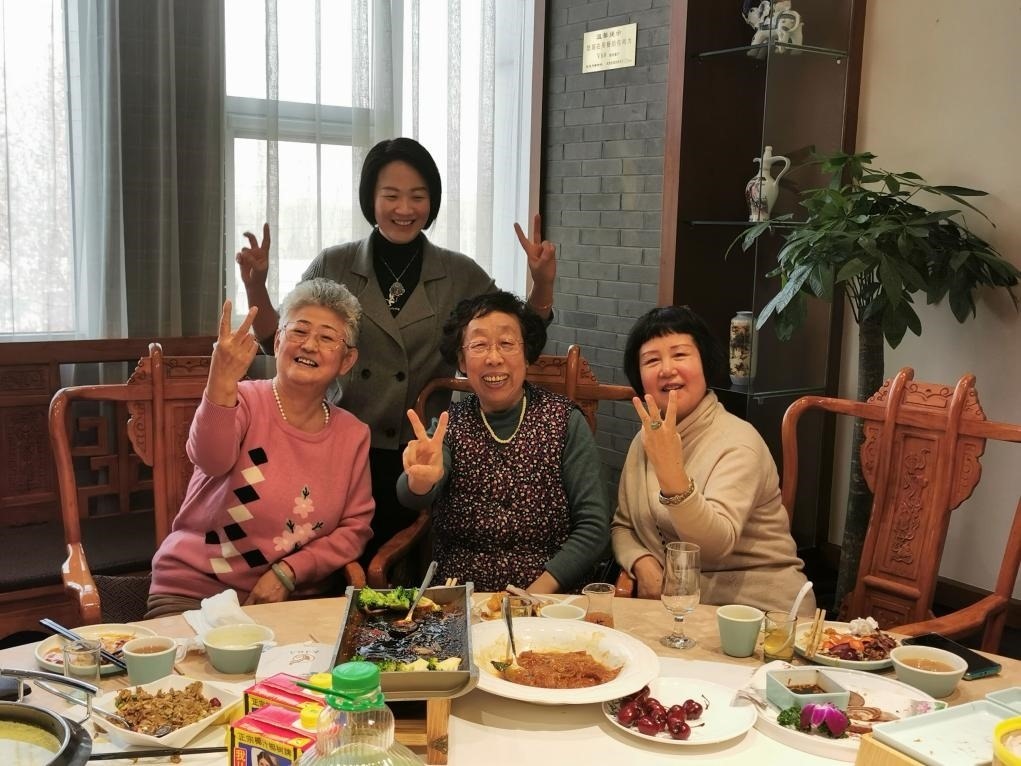 吳釗（前排左一）和鄰居一起在天津過年。（采訪對象供圖）