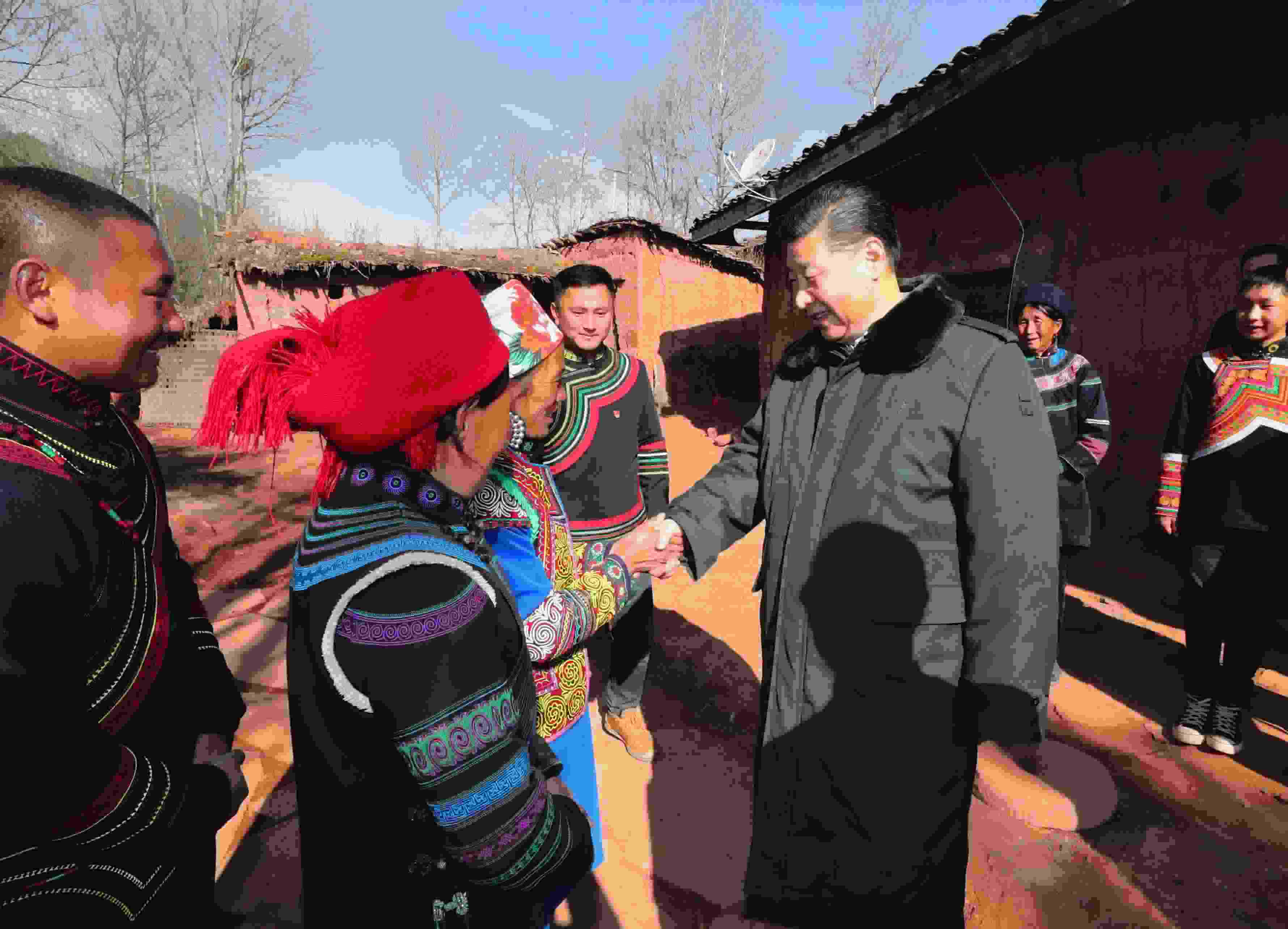 △ 2018年2月11日，習(xí)近平總書記驅(qū)車2個(gè)多小時(shí)，從四川西昌市來到位于大涼山深處的昭覺縣三岔河鄉(xiāng)三河村、解放鄉(xiāng)火普村，走進(jìn)彝族貧困群眾家中，看實(shí)情、問冷暖、聽心聲，同當(dāng)?shù)馗刹咳罕姽采叹珳?zhǔn)脫貧之策。