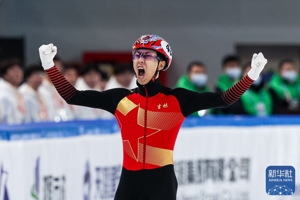 吉林隊選手孫龍沖線后慶祝勝利。新華社記者 李博 攝