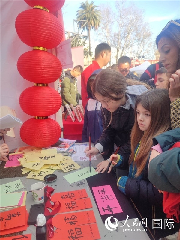 羅馬當(dāng)?shù)孛癖妼?duì)漢字充滿興趣。人民網(wǎng)記者鄭彬攝