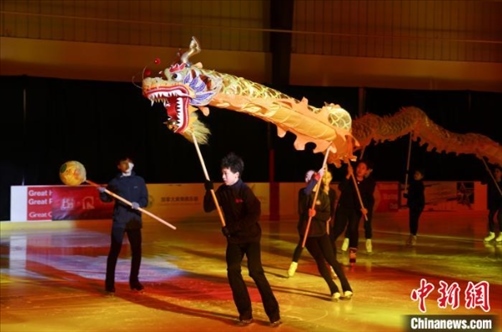 當(dāng)?shù)貢r(shí)間2月17日晚，作為農(nóng)歷甲辰龍年“歡樂春節(jié)”系列活動(dòng)之一，別具特色的青少年冰上春晚在加拿大多倫多舉行。圖為青少年表演冰上舞龍。 中新社記者 余瑞冬 攝