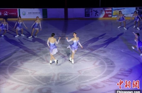 當(dāng)?shù)貢r(shí)間2月17日晚，青少年冰上春晚在加拿大多倫多舉行。圖為曾獲加拿大全國(guó)冠軍的一支青少年花滑隊(duì)進(jìn)行集體自由滑表演。 中新社記者 余瑞冬 攝