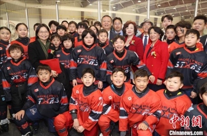 當(dāng)?shù)貢r(shí)間2月17日晚，青少年冰上春晚在加拿大多倫多舉行。圖為中國(guó)駐多倫多總領(lǐng)事羅偉東和主辦方代表、與會(huì)嘉賓與“未來之星”冰球隊(duì)華裔少年冰球手們合影。 中新社記者 余瑞冬 攝