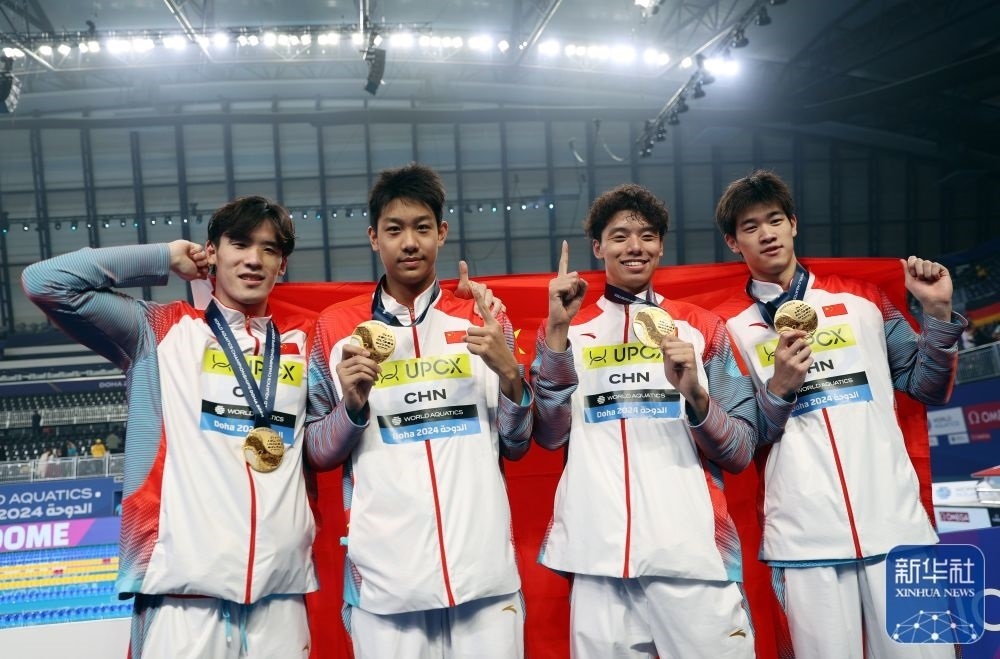 2月11日，2024年多哈游泳世錦賽男子4×100米自由泳接力決賽，中國隊(duì)選手王浩宇、張展碩、季新杰和潘展樂（從左到右）在頒獎(jiǎng)儀式后合影慶祝。新華社記者 雒圓 攝