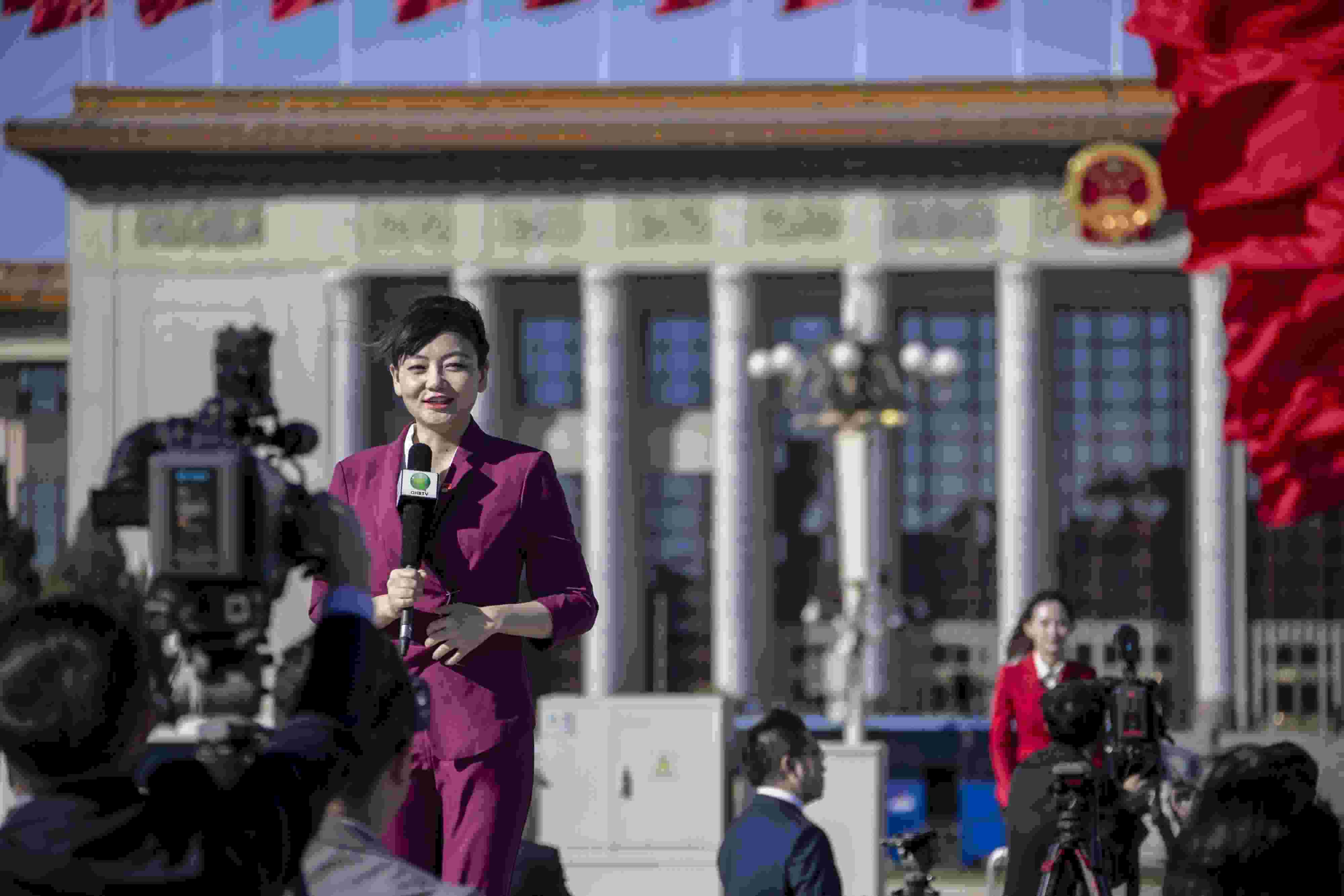 △ 2022年10月22日，北京人民大會(huì)堂，中國(guó)共產(chǎn)黨第二十次全國(guó)代表大會(huì)勝利閉幕，媒體記者戶(hù)外進(jìn)行現(xiàn)場(chǎng)報(bào)道。