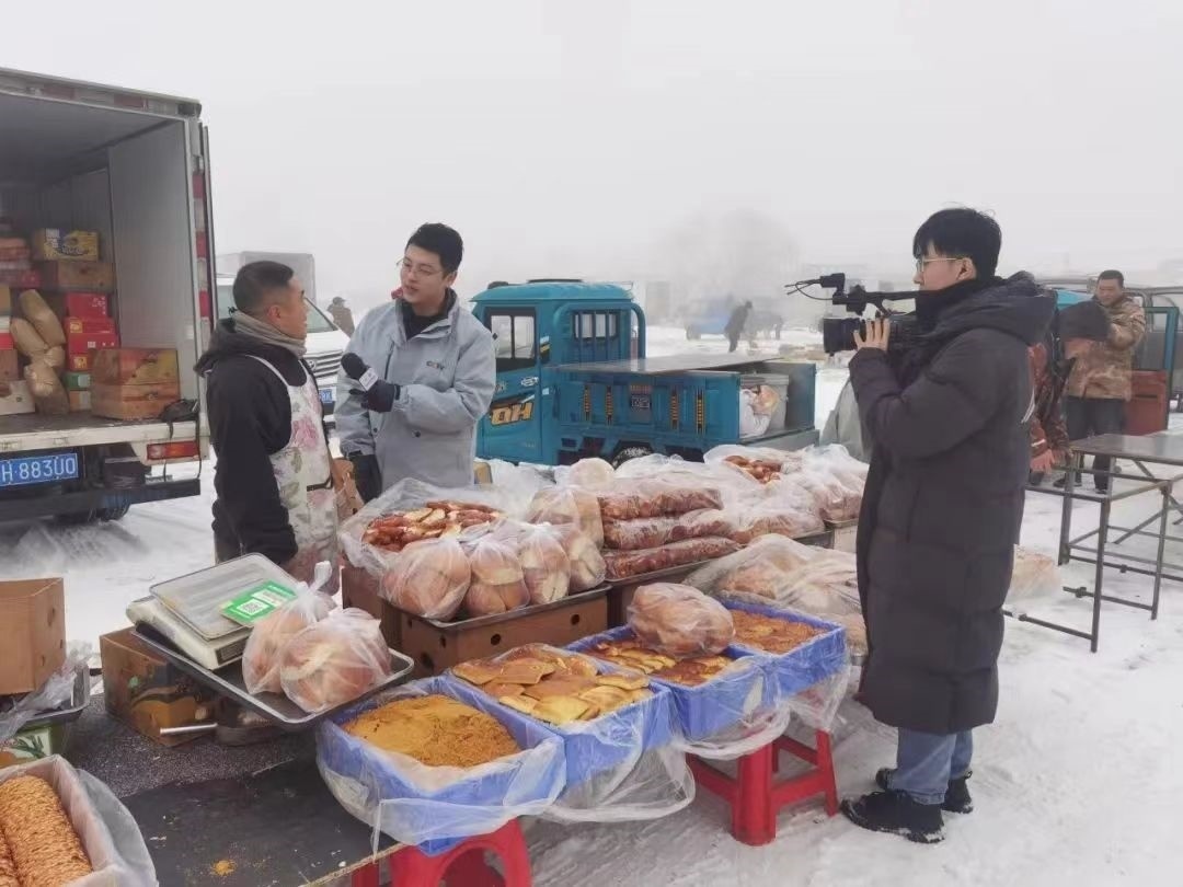 △ 2024年1月1日，在中央廣播電視總臺(tái)中央電視臺(tái)《新年新愿》報(bào)道中，遼寧營(yíng)口鲅魚(yú)圈區(qū)大集賣(mài)餅干的小哥憨態(tài)可掬的表情、生機(jī)勃勃的臉龐、充滿煙火氣的新年愿望，讓他火爆出圈。