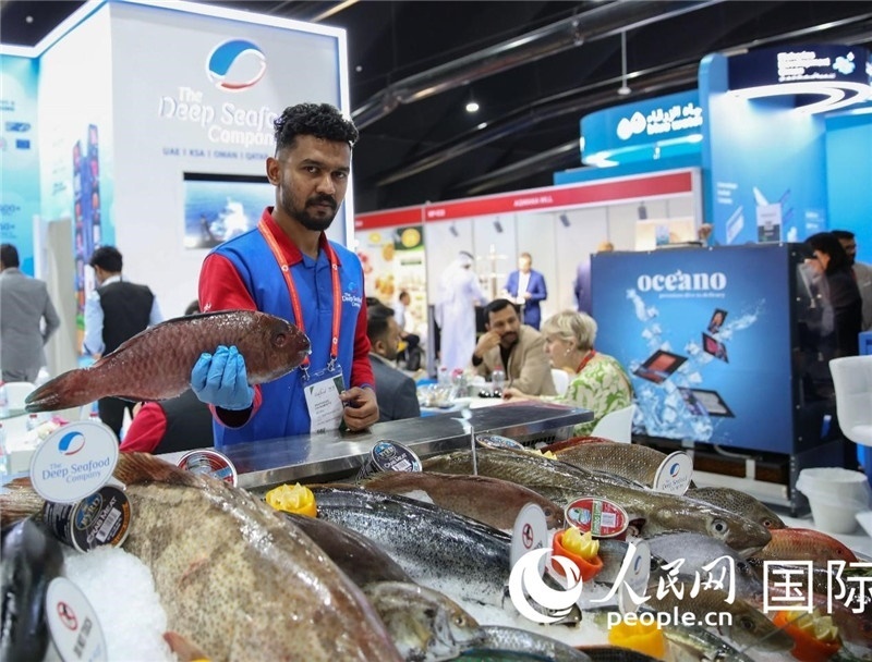 海灣食品展上，一位展商在展示海產(chǎn)品。人民網(wǎng) 塔里克·易卜拉欣攝