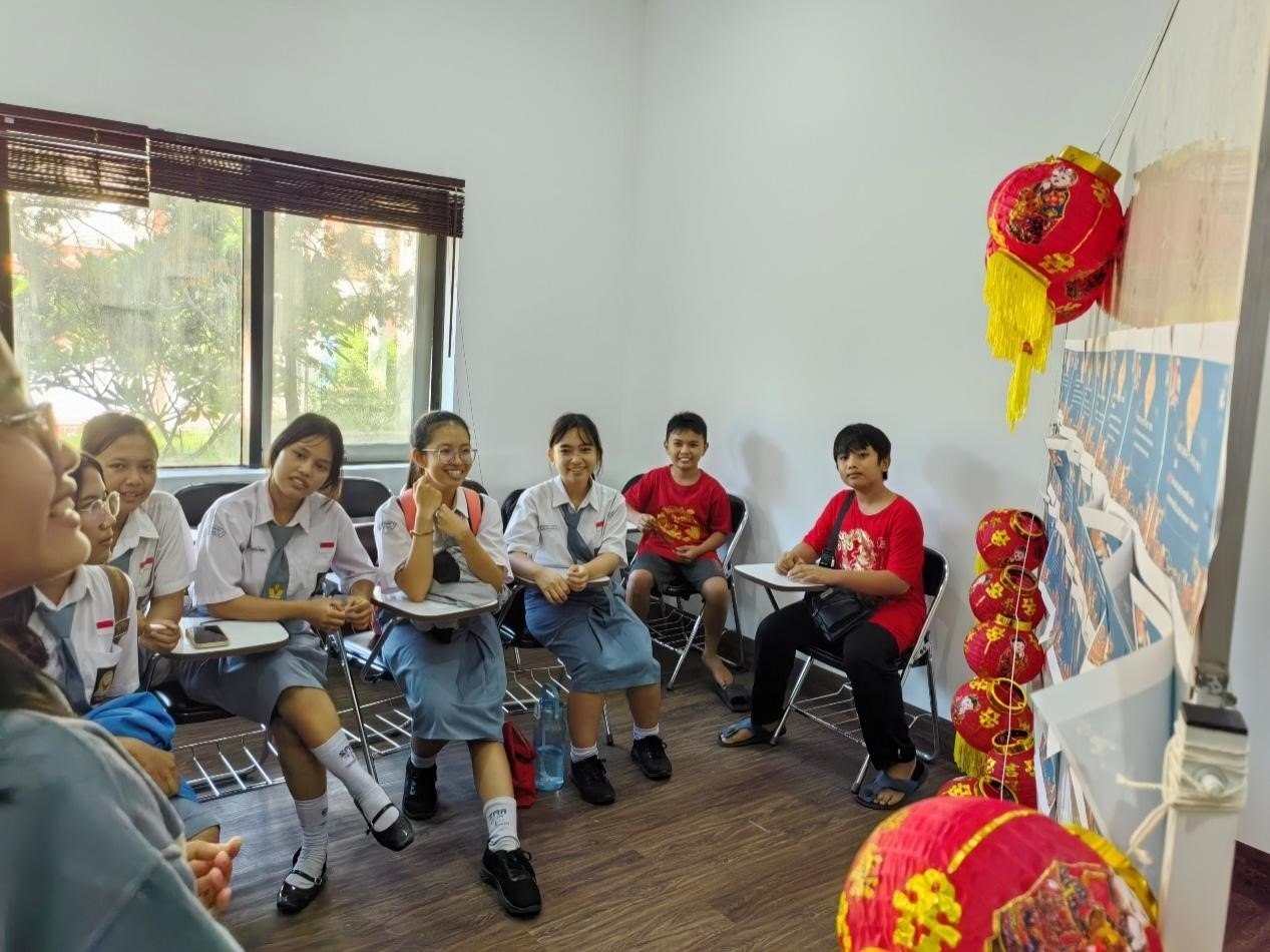 學(xué)生們踴躍參與猜燈謎活動(dòng)。巴陵康孔子學(xué)院供圖