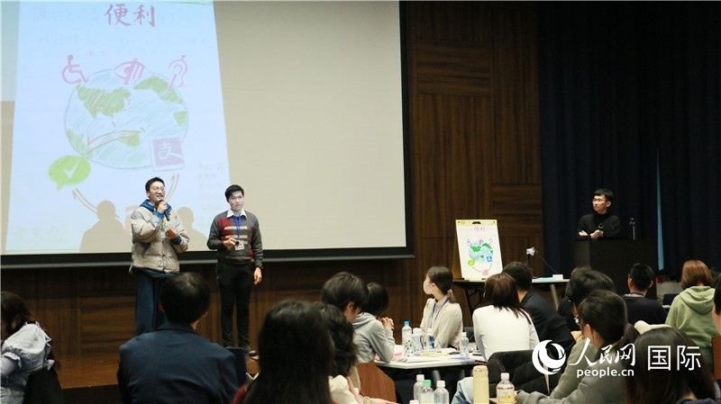 學(xué)生們發(fā)表小組討論成果。人民網(wǎng) 許可攝