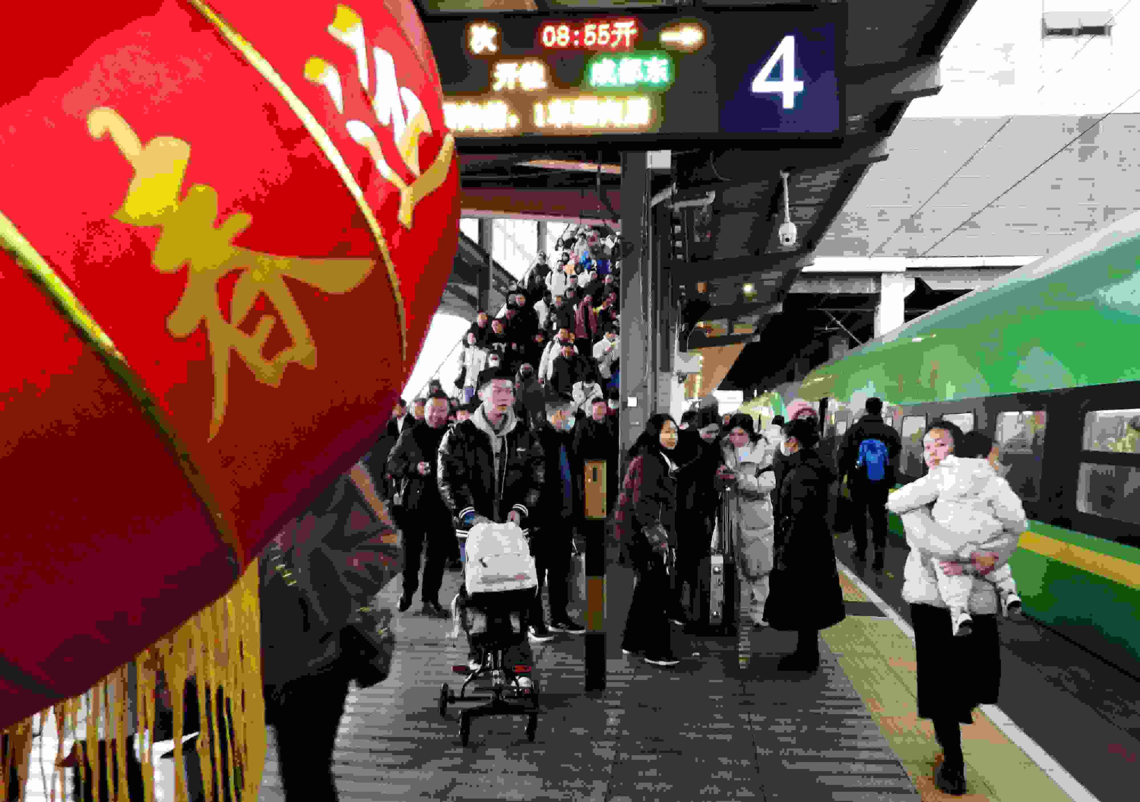 △ 2024年1月26日，四川省達(dá)州市車站，準(zhǔn)備乘坐“復(fù)興號(hào)”動(dòng)車組列車出行的旅客。