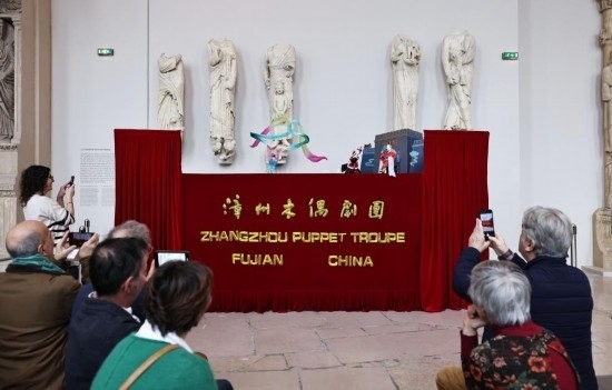 2月10日，在位于法國巴黎埃菲爾鐵塔附近的“建筑與遺產(chǎn)之城”博物館，觀眾欣賞漳州布袋木偶戲。新華社記者高靜攝