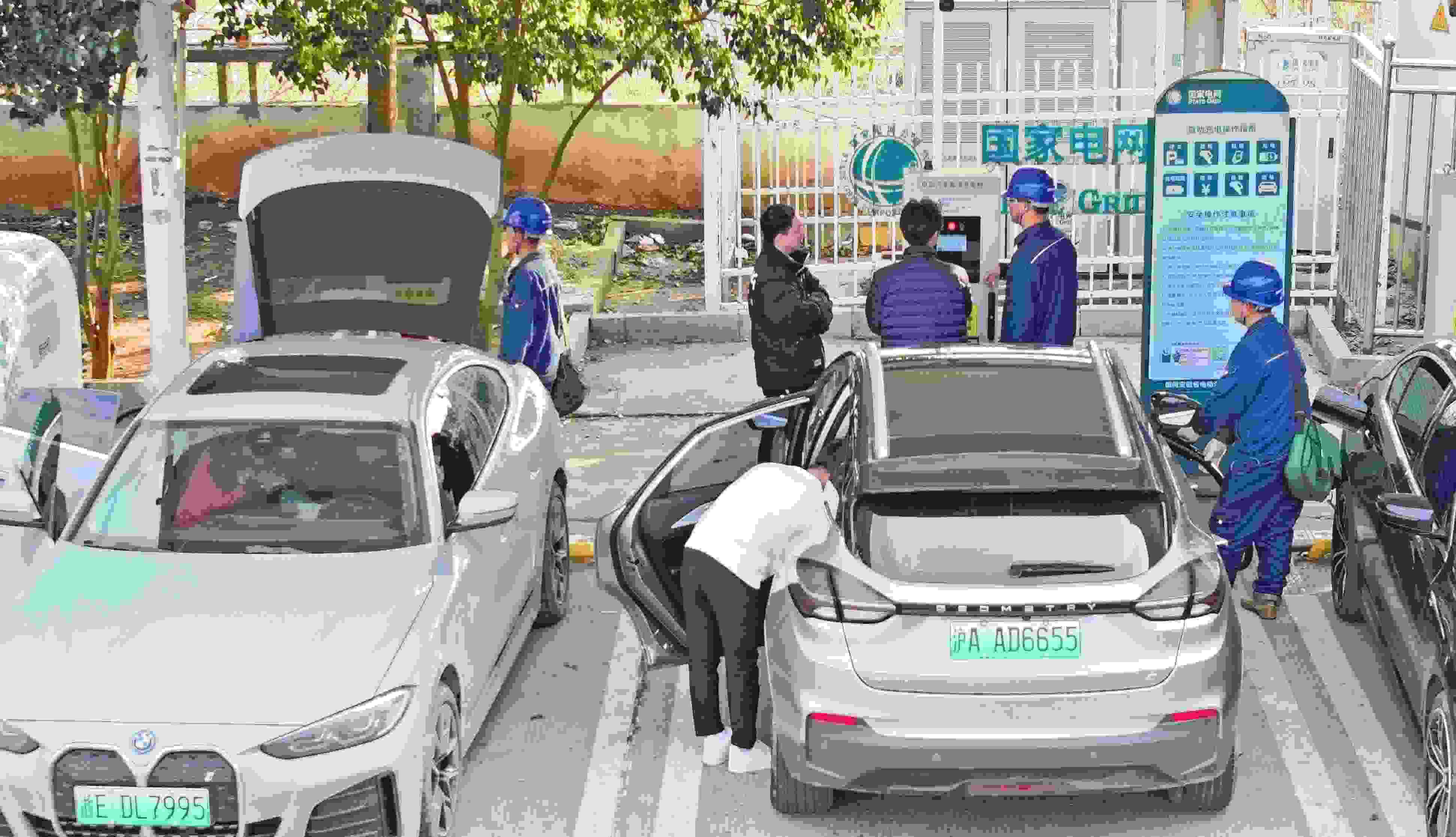 △ 2024年2月17日，安徽滁州來(lái)安縣大英鎮(zhèn)境內(nèi)的G36寧洛高速曹莊服務(wù)區(qū)，滁州市供電公司工作人員協(xié)助電動(dòng)汽車車主高效解決充電中遇到的問(wèn)題。