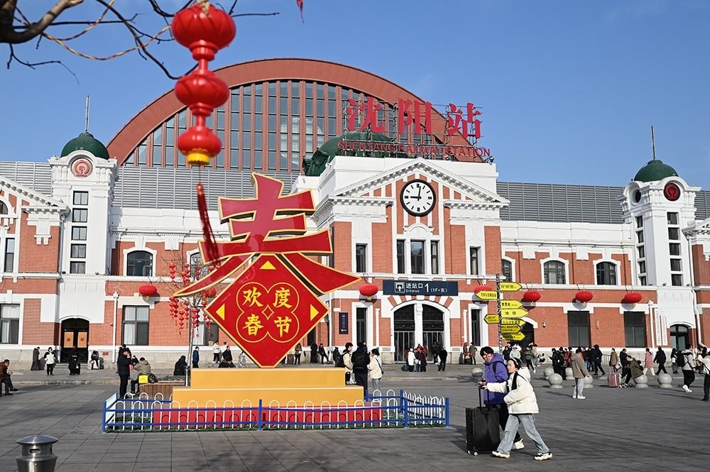 △ 2024年2月17日，沈陽(yáng)站，人們拉著大大小小的行李箱，踏上了龍年新征程。