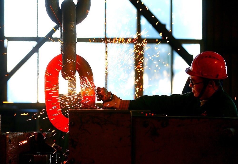 △ 2024年2月17日，青島市，即墨區(qū)靈山街道一家錨鏈企業(yè)，工人正在忙碌。