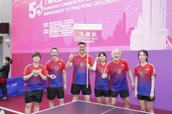 2021年，歐君廷（左三）參加上海紀(jì)念中美乒乓外交50周年活動(dòng)