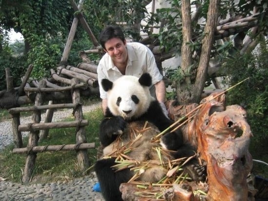 2006年，歐君廷在四川成都和熊貓合影