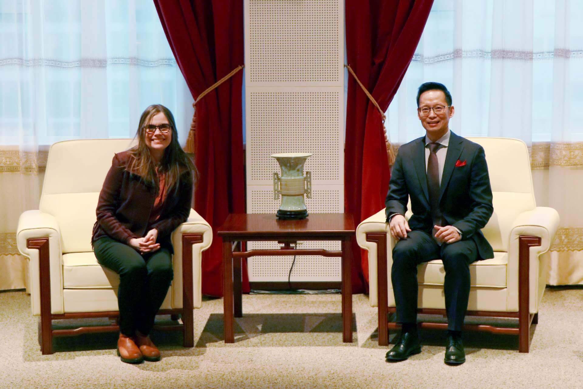 冰島總理雅各布斯多蒂爾（右一）與中國駐冰島大使何儒龍合影。中國駐冰島大使館供圖