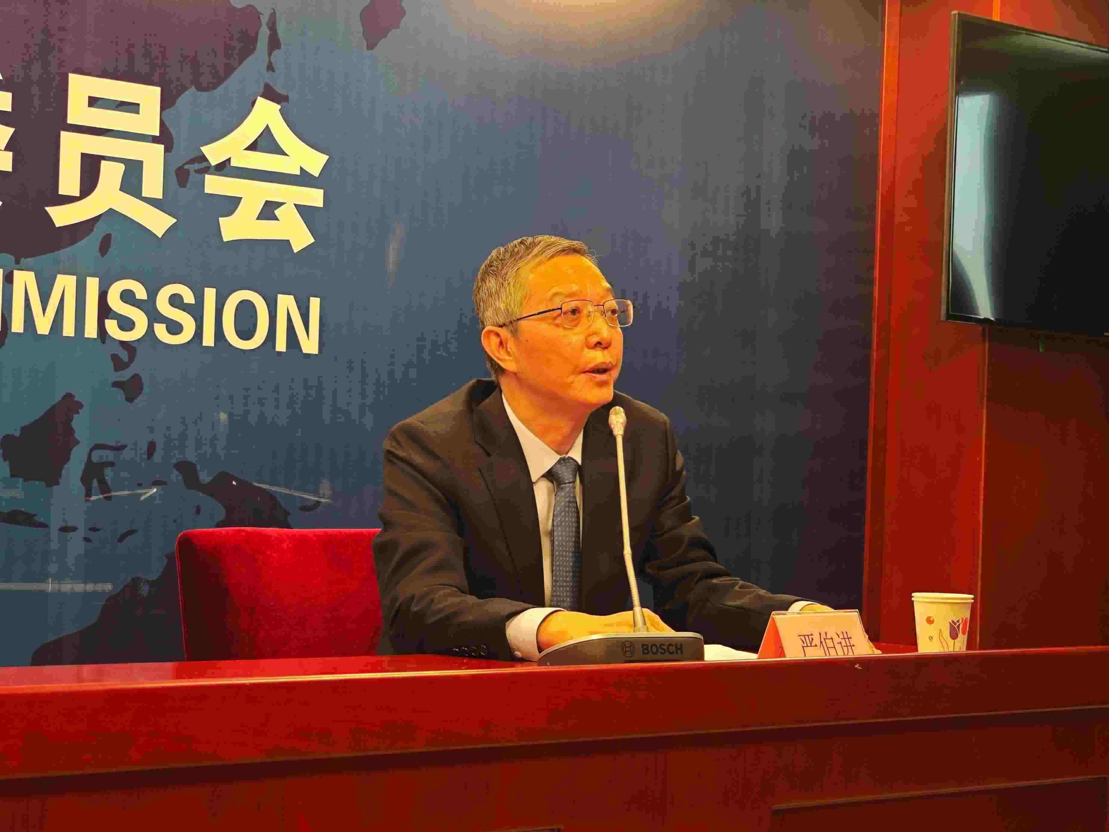 2月23日，嚴(yán)伯進(jìn)在證監(jiān)會(huì)例行新聞發(fā)布會(huì)現(xiàn)場(chǎng)。 人民網(wǎng) 黃盛 攝