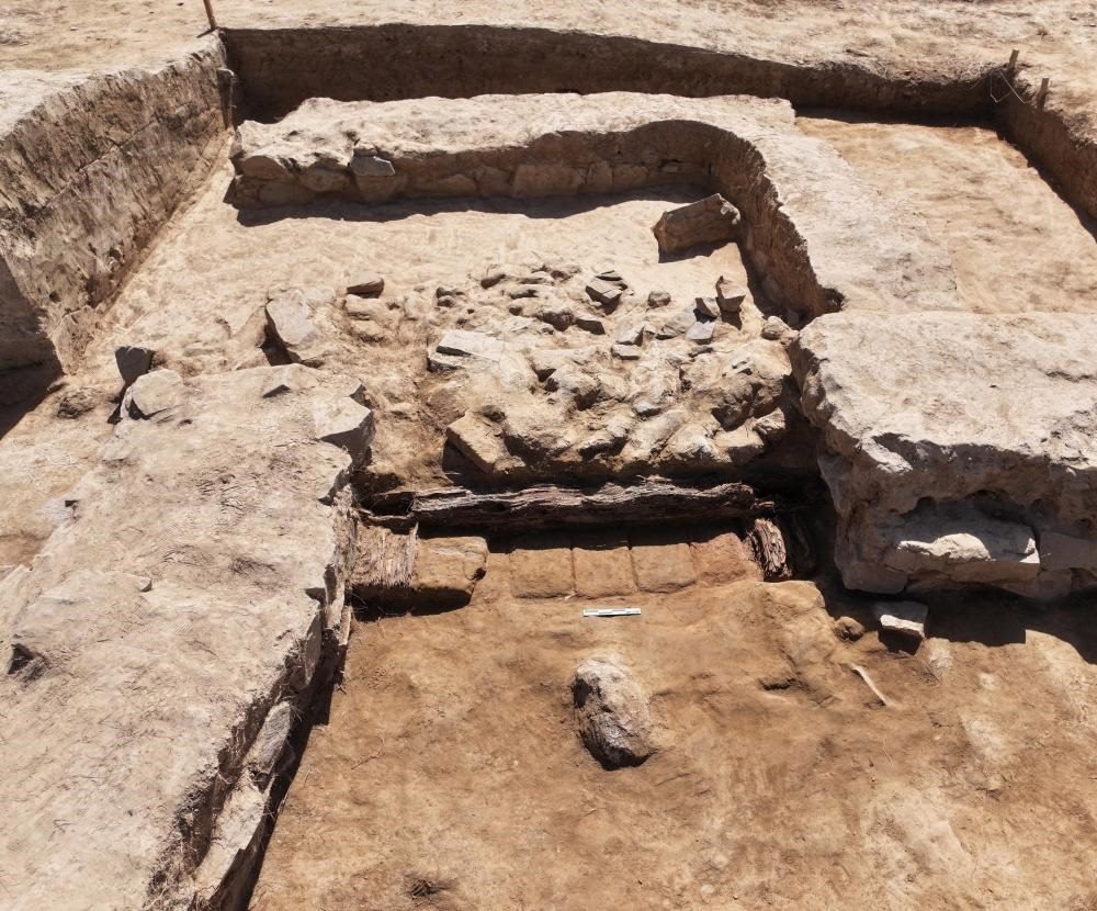 這是都蘭熱水墓群北一區(qū)M37號（“羊圈墓”）祭祀建筑的木質(zhì)門構(gòu)。