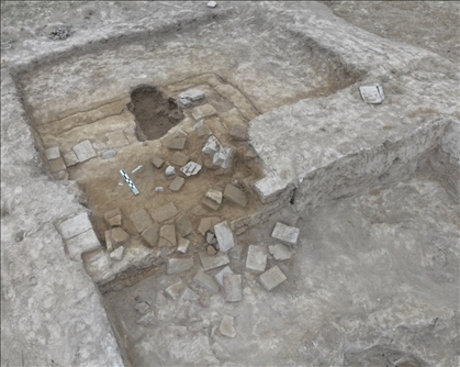 這是都蘭熱水墓群北一區(qū)M37號（“羊圈墓”）祭臺的砌磚。