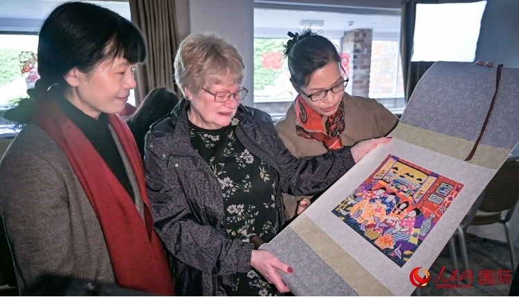 贈送舟山漁民畫。人民網(wǎng) 郭錦標(biāo)攝