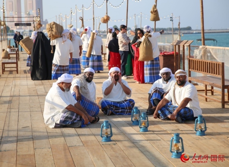 演藝人員展示售賣產(chǎn)品的場(chǎng)景。人民網(wǎng) 塔里克·易卜拉欣攝