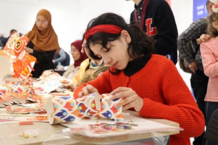 參與者在制作元宵彩燈。拉巴特中國文化中心供圖