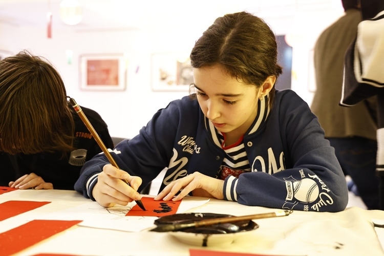 羅馬尼亞小朋友書寫毛筆字。中國文化中心供圖