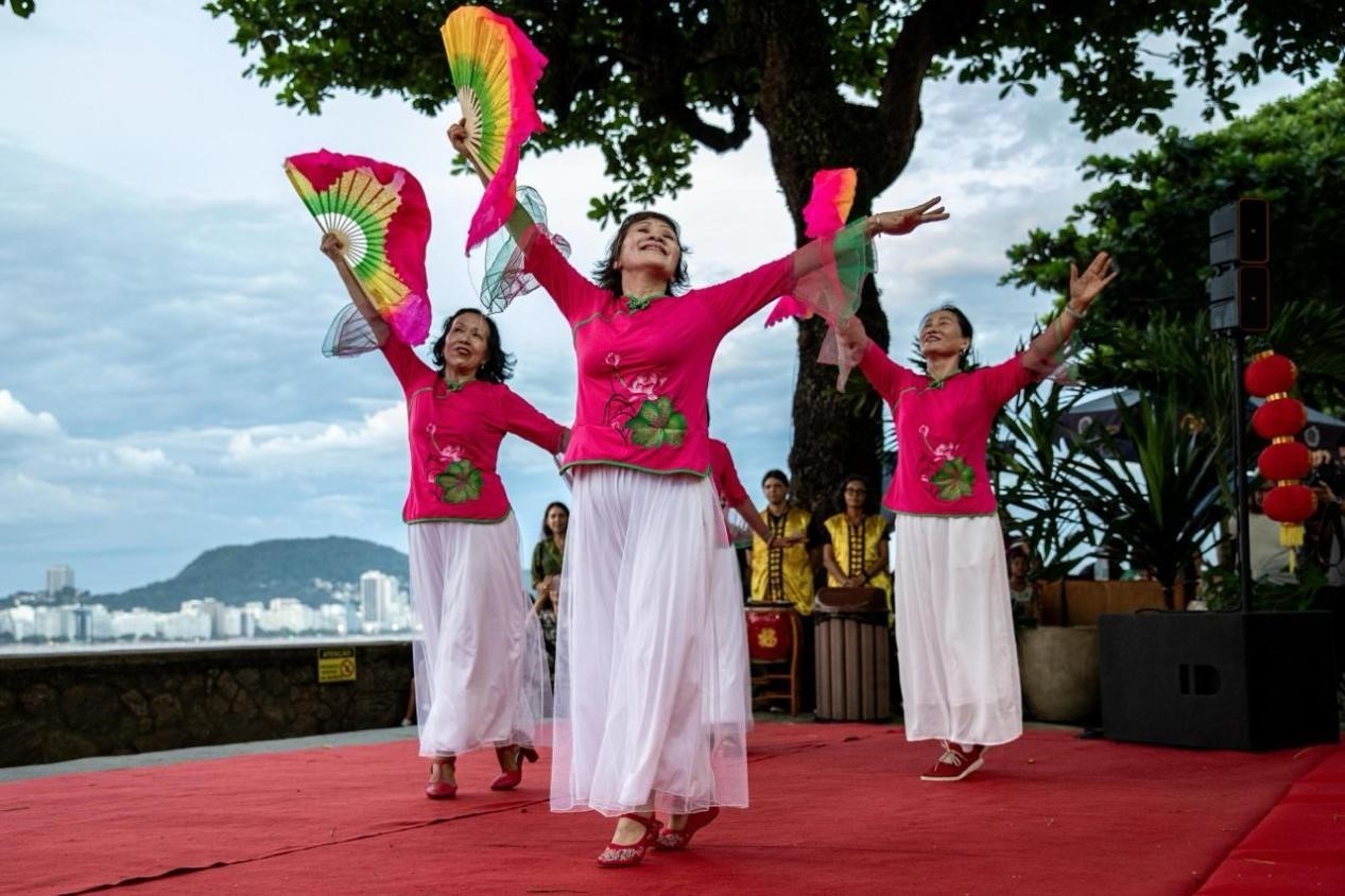 當?shù)貢r間2月24日晚，2024年元宵節(jié)慶祝活動在巴西里約熱內(nèi)盧市科帕卡巴納要塞舉辦。巴西山河文化促進中心供圖