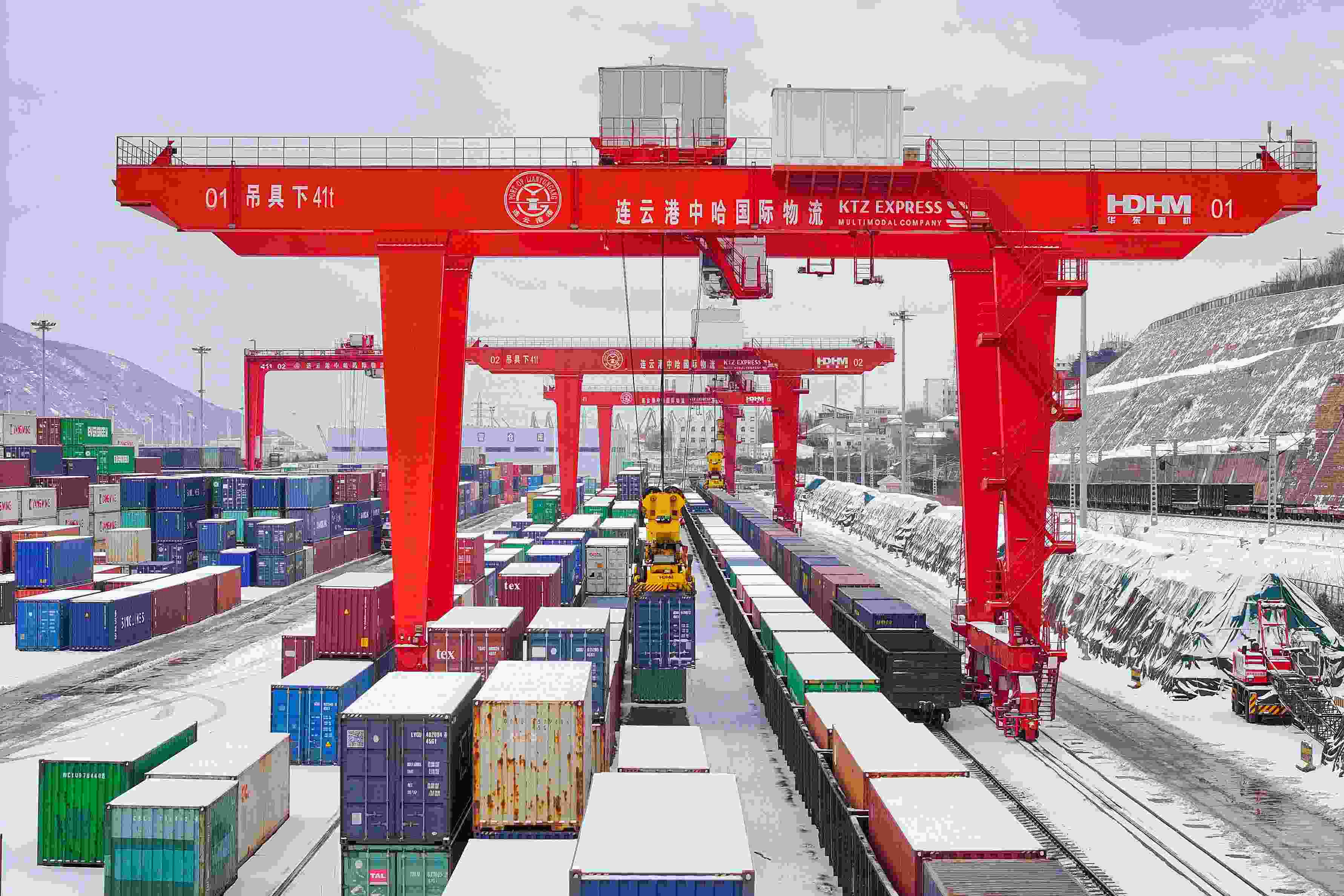 2024年2月22日，江蘇省連云港市中哈連云港物流合作基地，大型機(jī)械正在吊裝集裝箱。