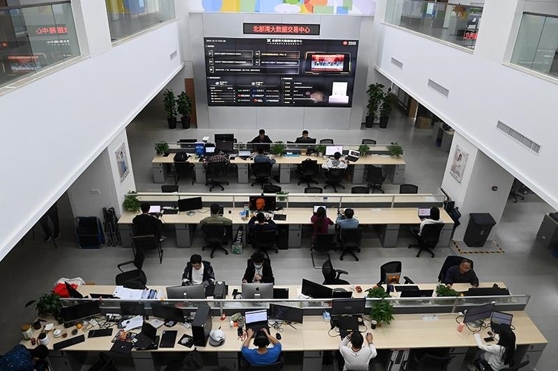 2023年12月12日，中國－東盟信息港股份有限公司員工在工作中。