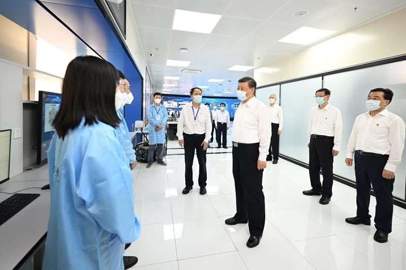 2023年7月6日，習(xí)近平總書記在江蘇南京市考察紫金山實驗室時，同科研人員親切交流。