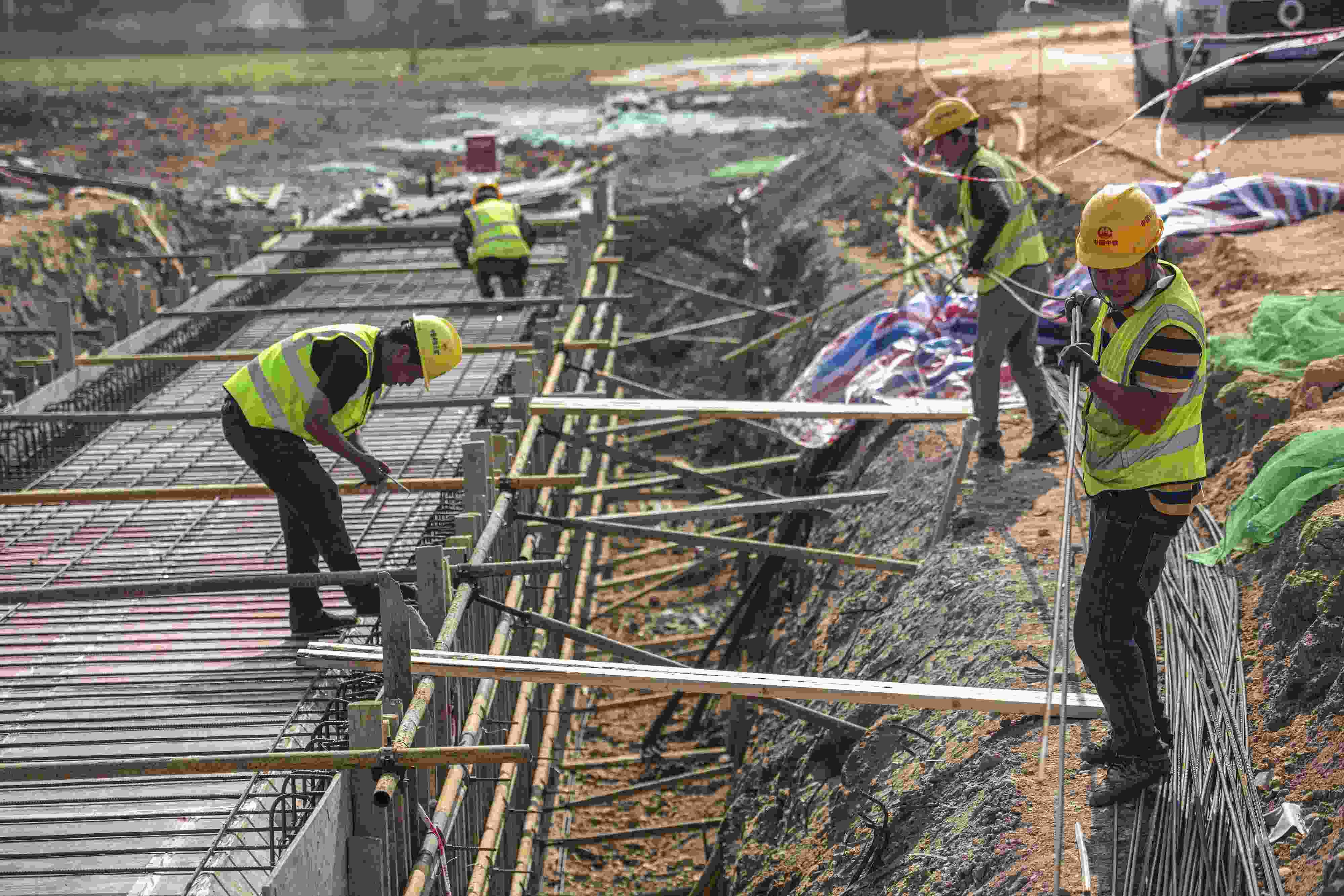 △ 2024年2月20日，海南省瓊海市，工程機(jī)械在博鰲樂城國際醫(yī)療旅游先行區(qū)康健路上加緊施工。