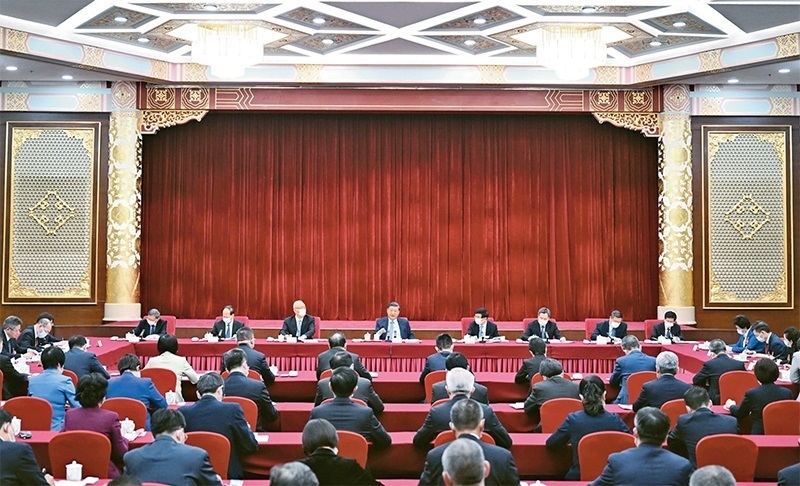 2023年3月6日，中共中央總書記、國家主席、中央軍委主席習(xí)近平看望參加全國政協(xié)十四屆一次會議的民建、工商聯(lián)界委員，并參加聯(lián)組會，聽取意見和建議。中共中央政治局常委、全國政協(xié)十四屆一次會議主席團會議主持人王滬寧，中共中央政治局常委蔡奇、丁薛祥參加看望和討論。 新華社記者 謝環(huán)馳/攝