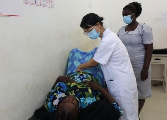 2023年2月27日，在塞拉利昂首都弗里敦，一名中國(guó)醫(yī)療隊(duì)的醫(yī)生正在為患者檢查身體。