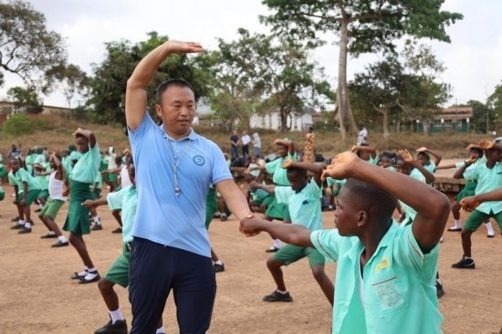 2月20日，在塞拉利昂首都弗里敦，來自塞拉利昂大學(xué)孔子學(xué)院的武術(shù)教師劉偉在為當(dāng)?shù)貙W(xué)生上武術(shù)課。