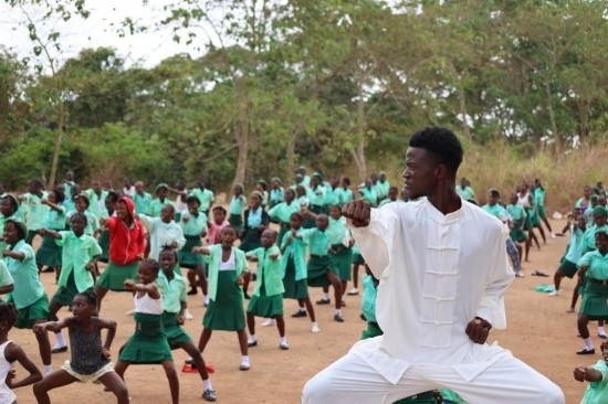 2月20日，在塞拉利昂首都弗里敦，當(dāng)?shù)貙W(xué)生在上武術(shù)課。