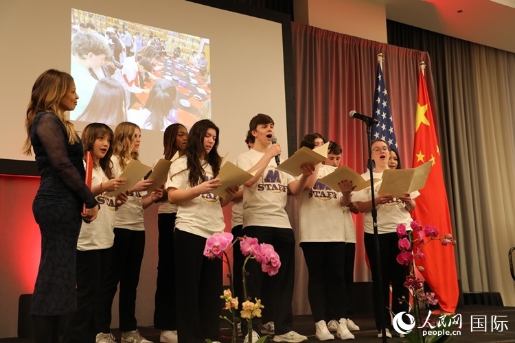 馬斯卡廷中學(xué)的學(xué)生們還深情演唱了表現(xiàn)中美兩國人民友誼的歌曲《情緣留住永恒的記憶》。 人民網(wǎng)記者 李志偉攝