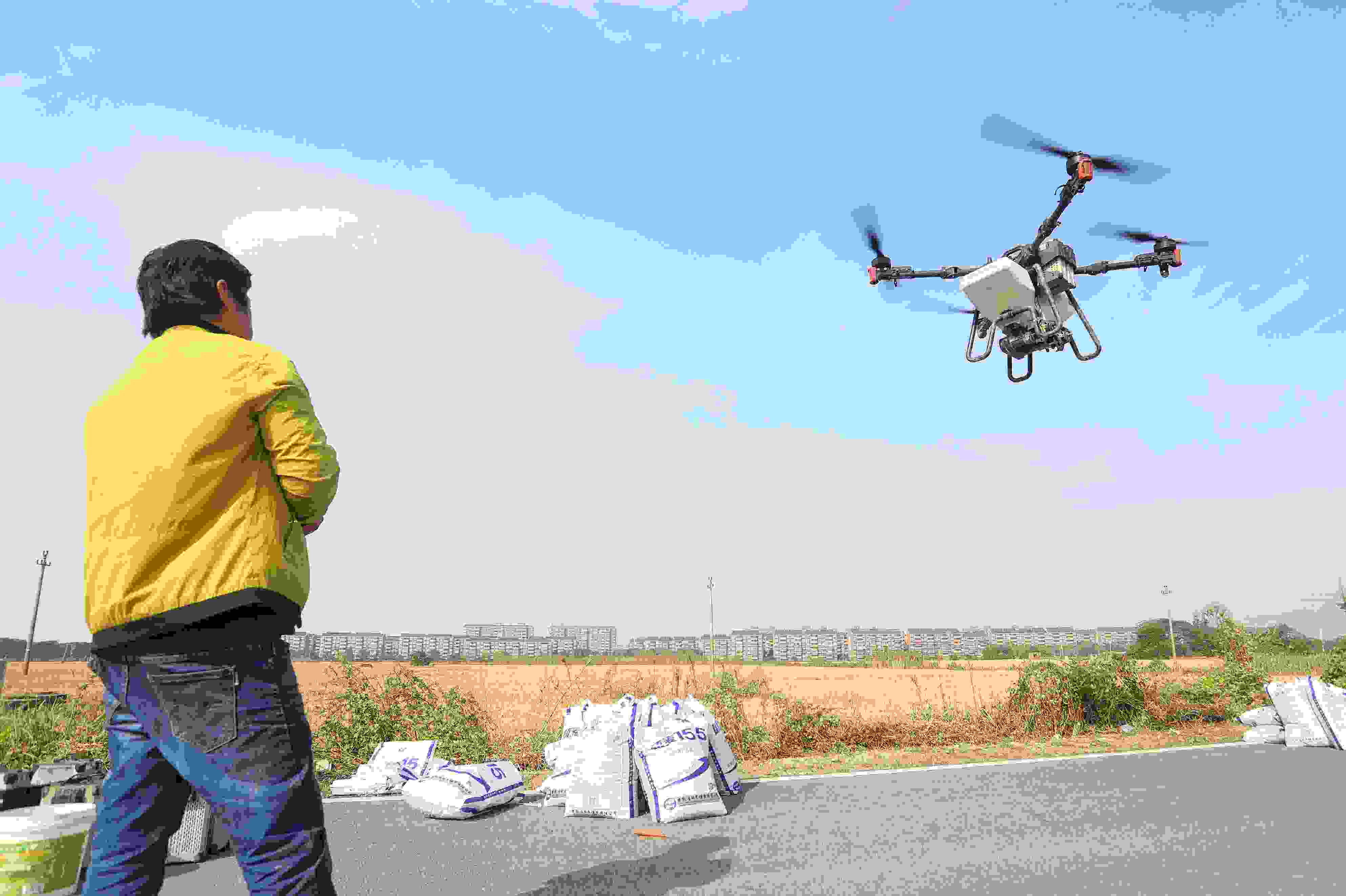 2023年11月15日，浙江嘉興，南湖區(qū)七星街道一處農(nóng)田里，農(nóng)民操縱無人機進行冬小麥飛播。