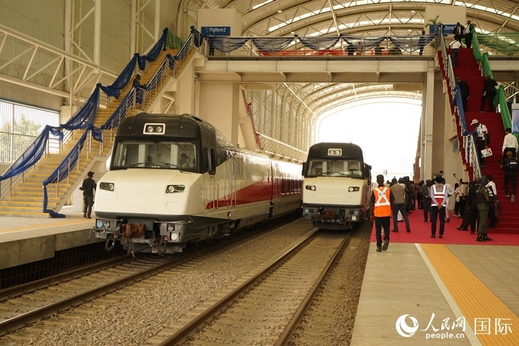 紅線車輛整裝待發(fā)。人民網(wǎng)記者 姜宣攝