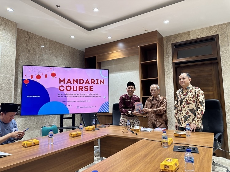 阿拉扎大學(xué)孔子學(xué)院向獨(dú)立清真寺贈(zèng)書(shū)。阿拉扎大學(xué)孔子學(xué)院供圖