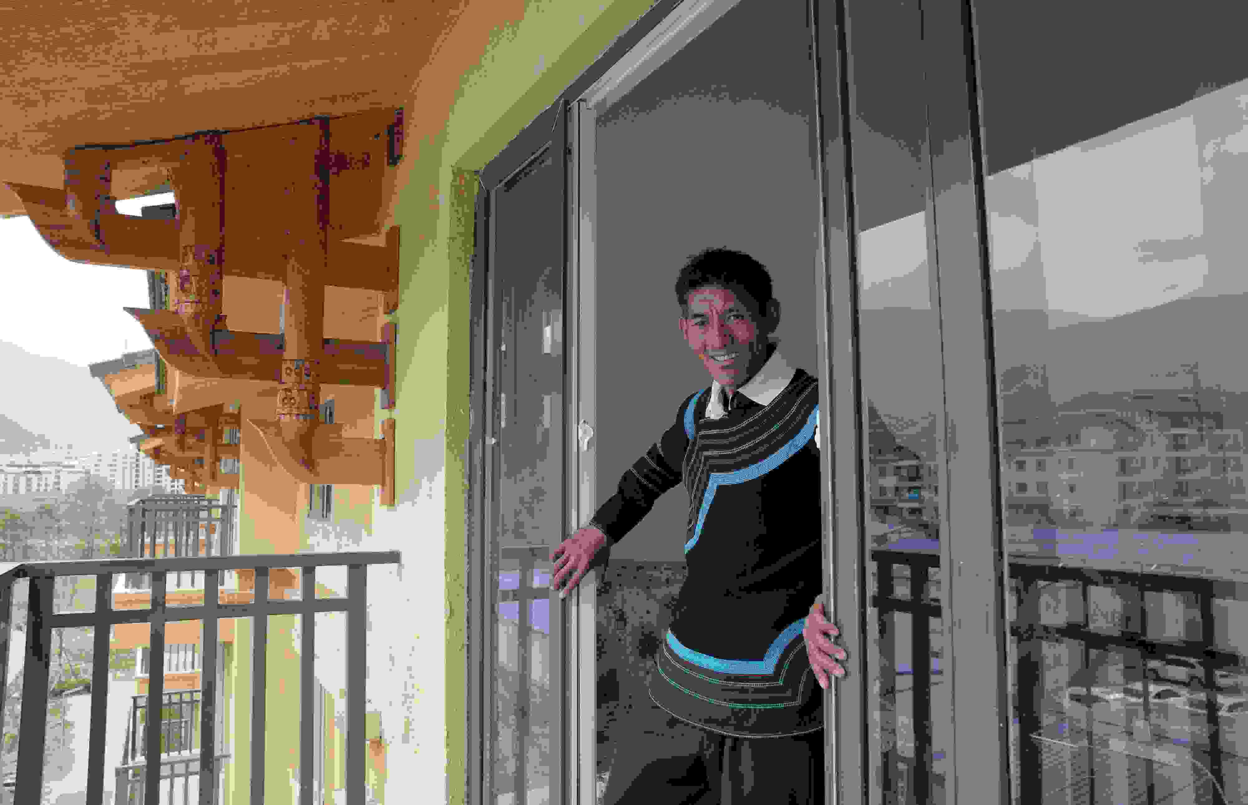 2020年5月14日，四川涼山彝族自治州昭覺縣，“懸崖村”村民某色伍哈入住新房。