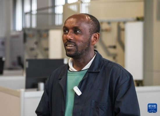 2月15日，在亞的斯亞貝巴的埃塞俄比亞聯(lián)邦職業(yè)技術(shù)培訓(xùn)學(xué)院，魯班工坊當(dāng)?shù)亟處熂s納斯·阿凱萊（中文名艾友涵）接受新華社采訪。