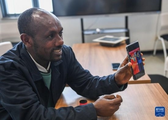 2月15日，在亞的斯亞貝巴的埃塞俄比亞聯(lián)邦職業(yè)技術(shù)培訓(xùn)學(xué)院，魯班工坊當(dāng)?shù)亟處熂s納斯·阿凱萊（中文名艾友涵）展示在中國(guó)學(xué)習(xí)時(shí)的照片。