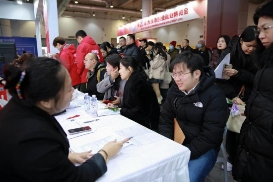 求職者與用人單位溝通交流。新華社記者 張博群 攝